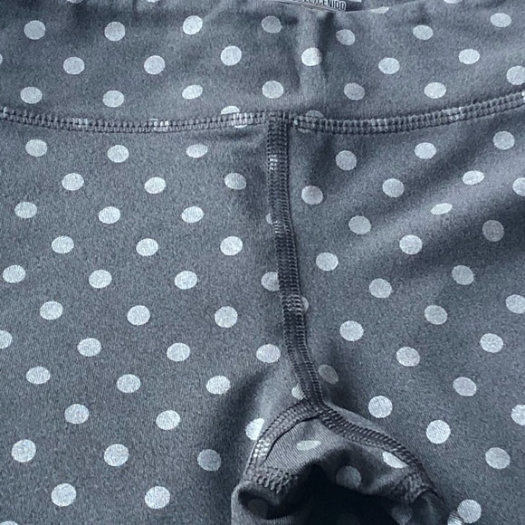 ✨HP!!✨Like New Girls Under Armour leggings - Picture 3 of 3